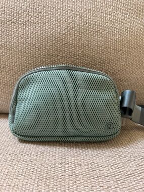 Lululemon Everywhere Belt Bag Mini Mesh Sage Green NWT